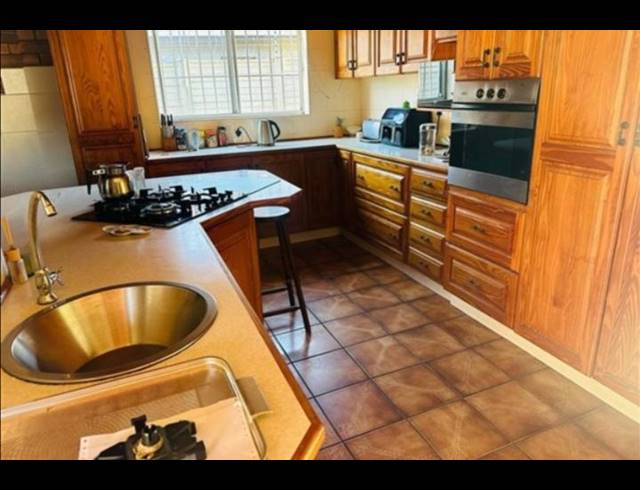 5 BEDROOM HOUSE FOR SALE IN VELD EN VLEI
